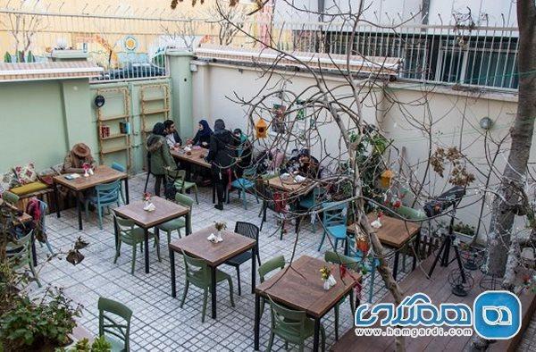 کافه حیاط 65 یکی از برترین کافه های تهران است