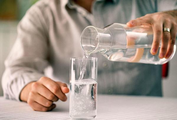 با نوشیدن بیش از حد آب چه اتفاقی برای بدن می افتد؟